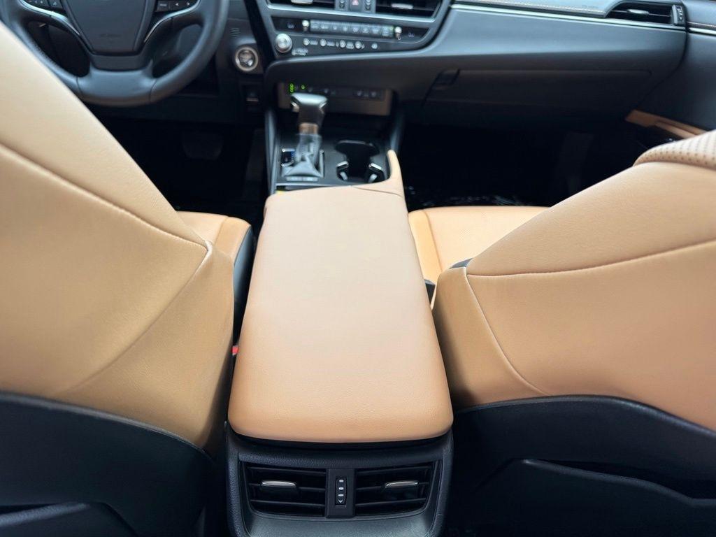 Lexus ES 300h 2025