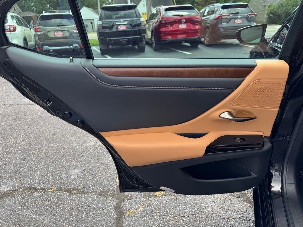 Lexus ES 300h 2025