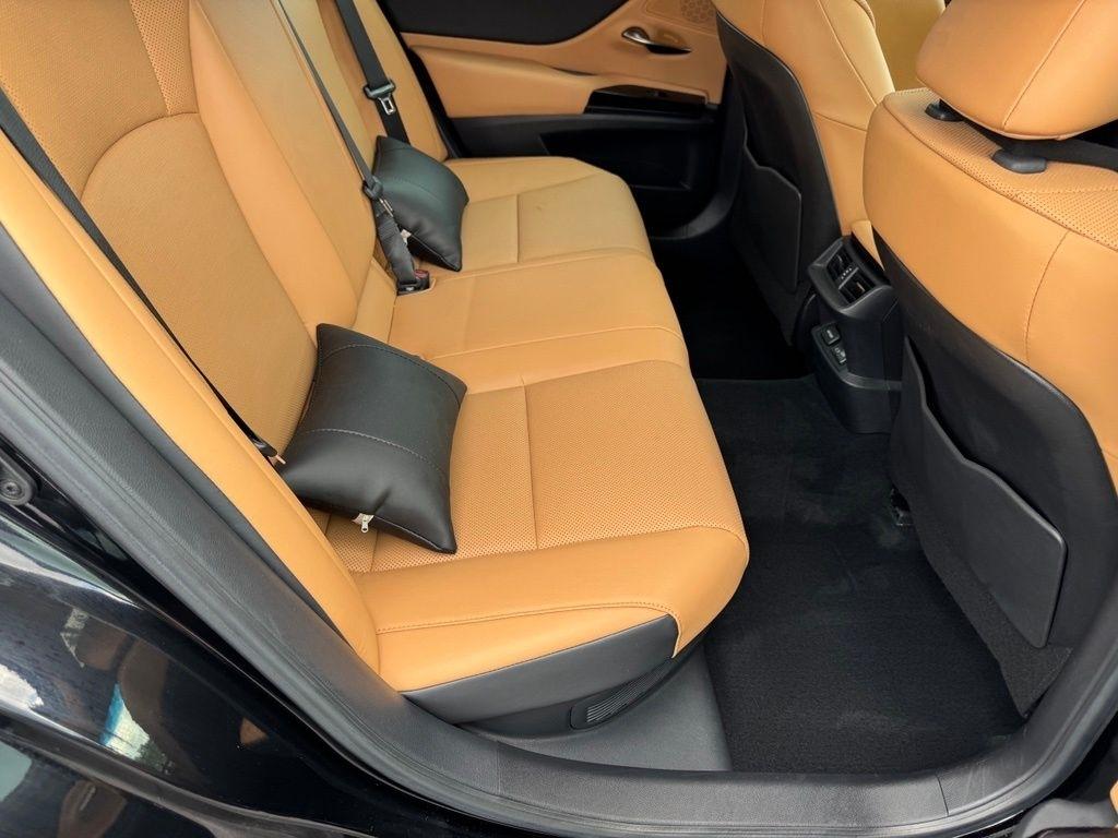 Lexus ES 300h 2025