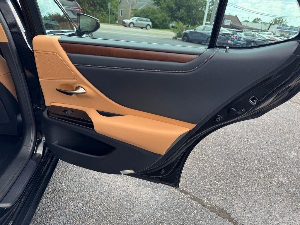 Lexus ES 300h 2025