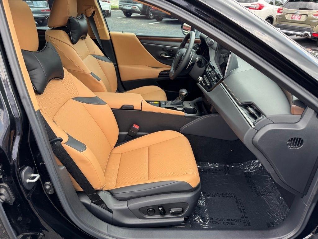 Lexus ES 300h 2025