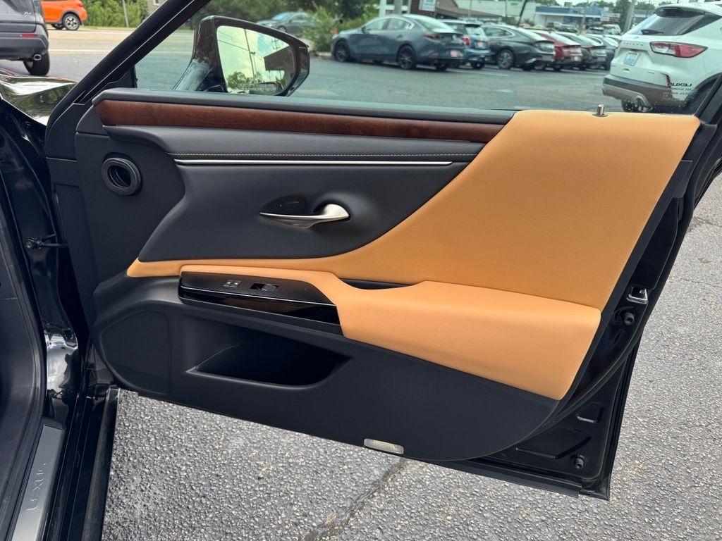 Lexus ES 300h 2025