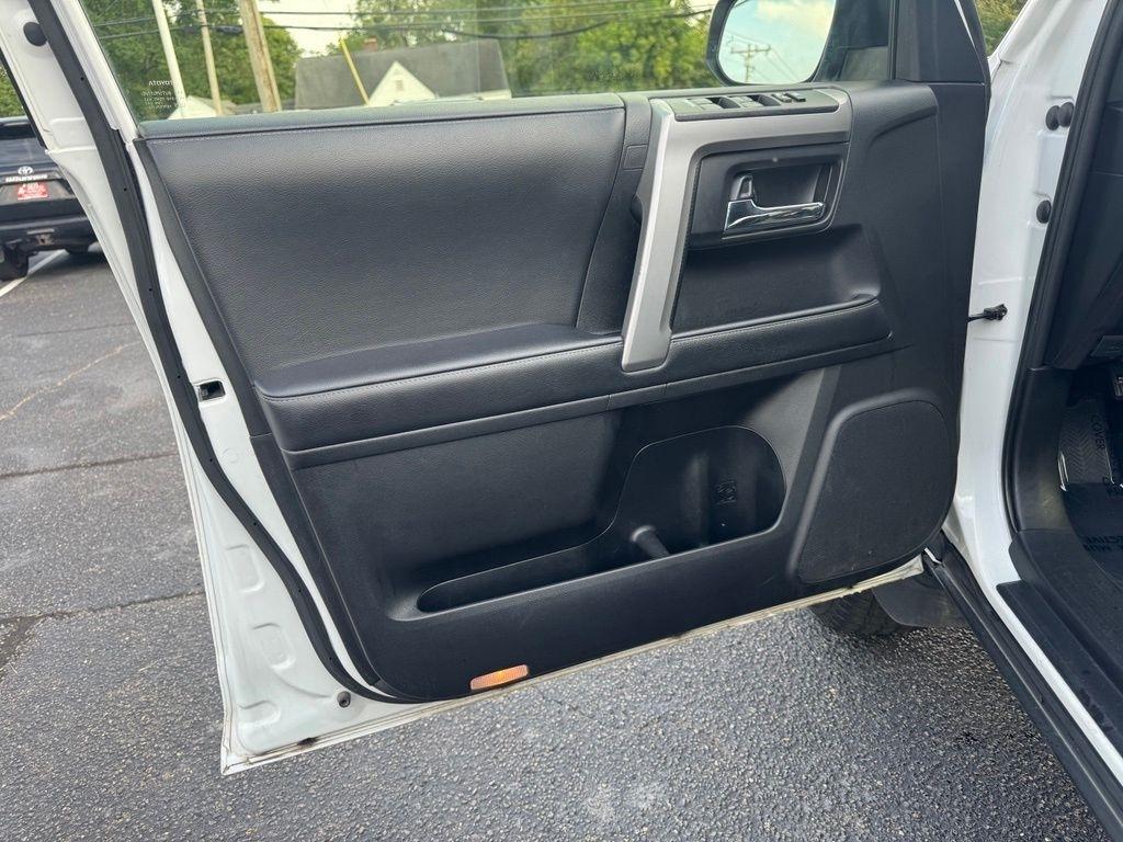 Toyota 4Runner SR5 4WD 2024