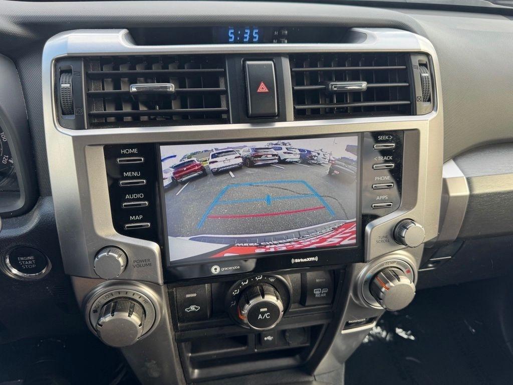 Toyota 4Runner SR5 4WD 2024