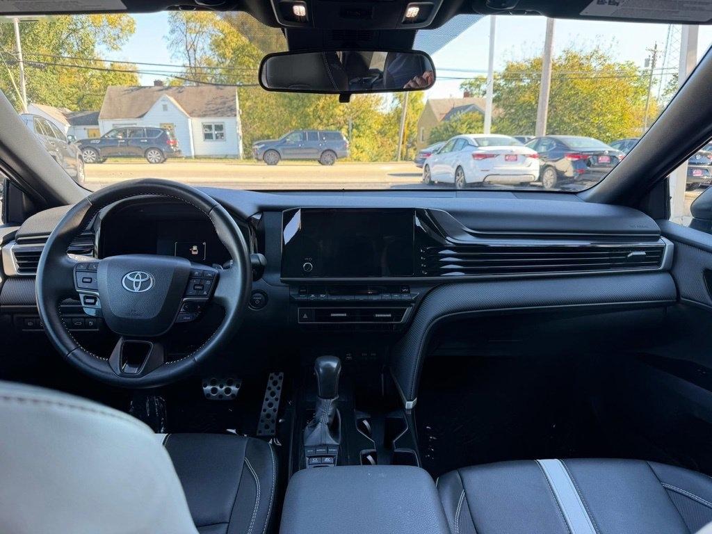 Toyota Camry Hybrid XLE 2025
