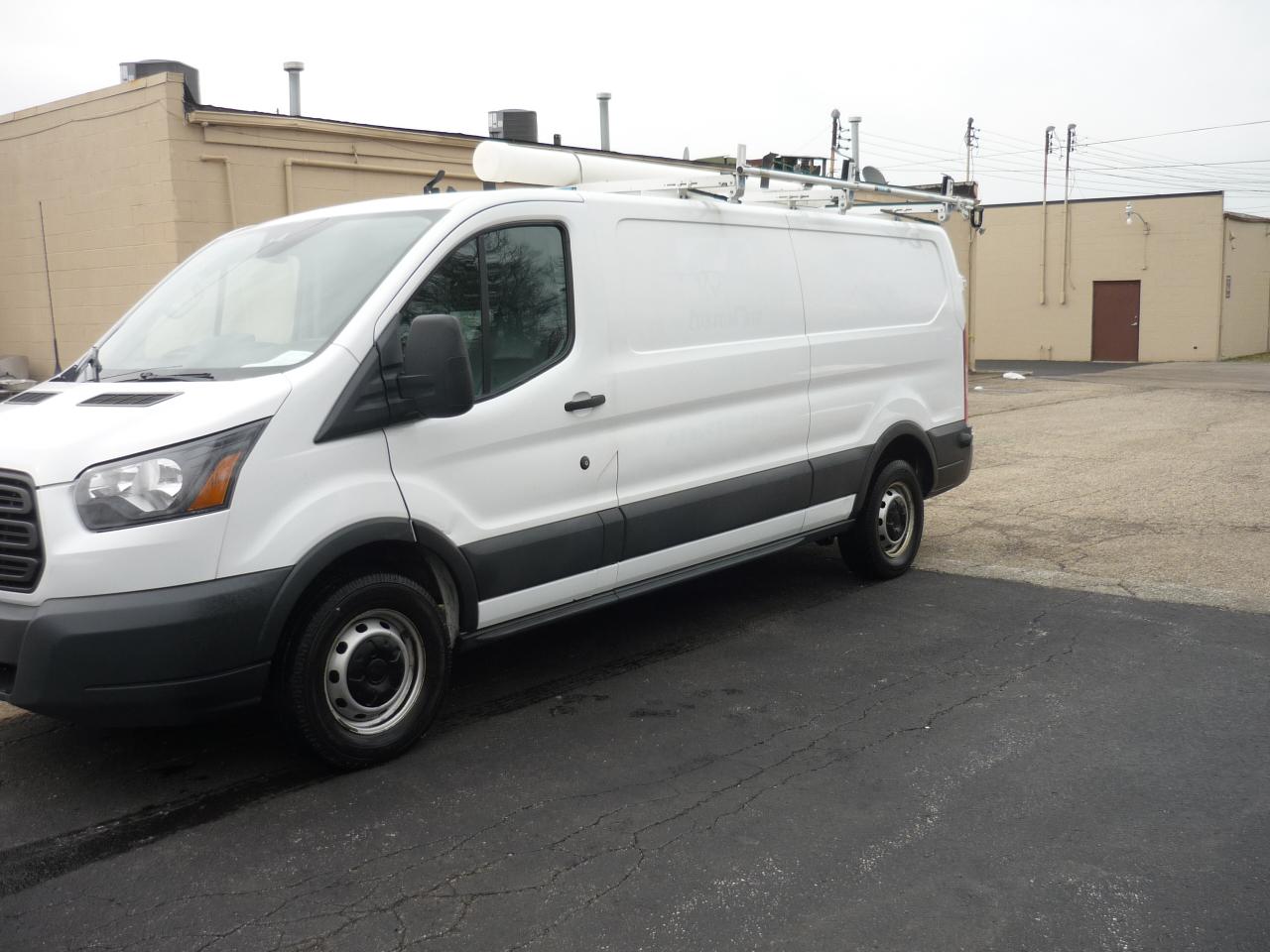 Ford Transit 150 Van Low Roof 60/40 Pass. 148-in. WB 2017