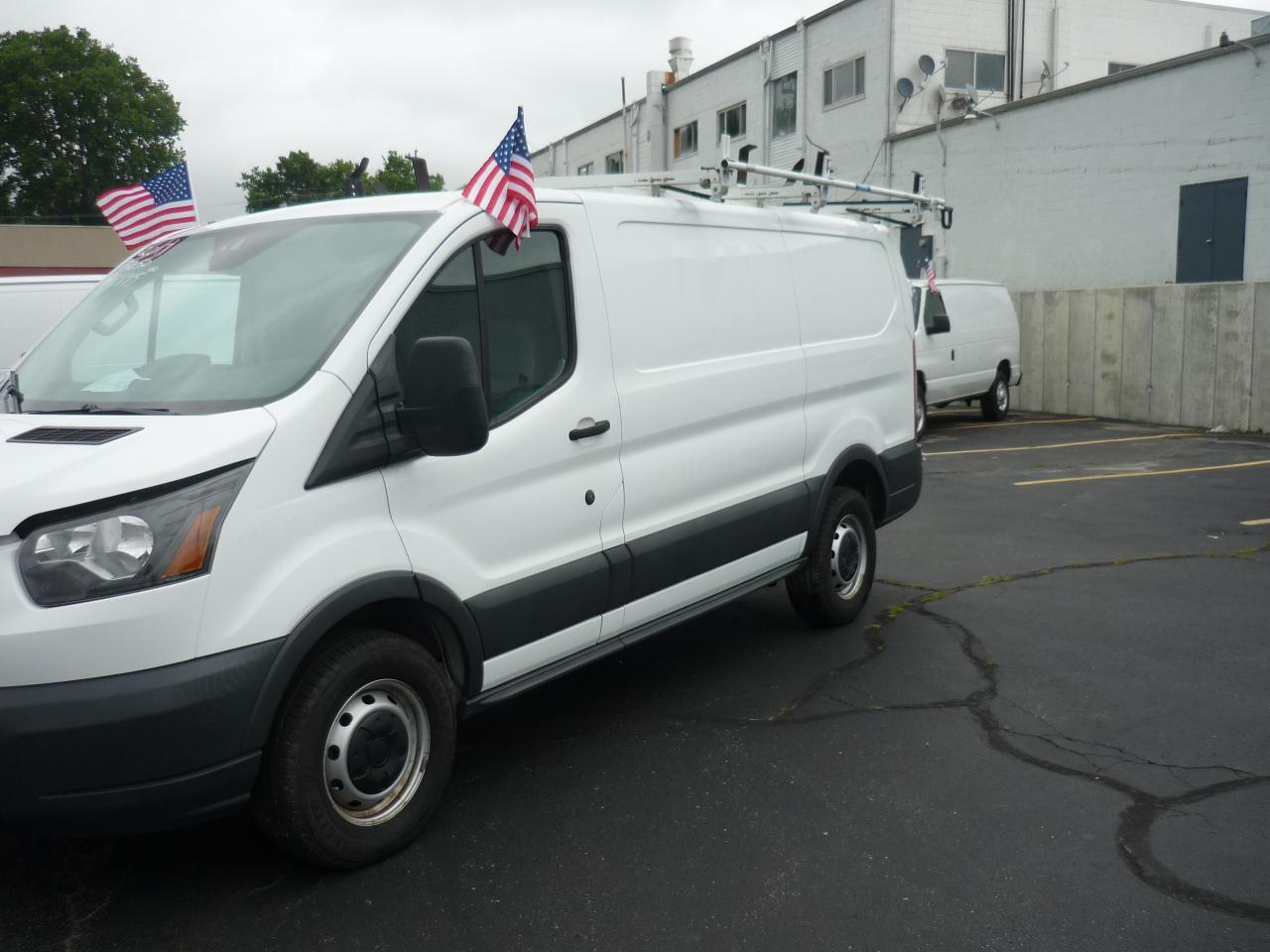Ford Transit 250 Van Low Roof 60/40 Pass.130-in. WB 2017