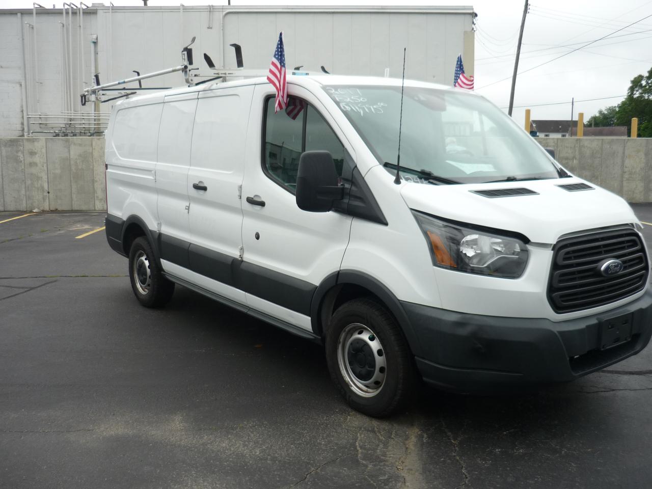 Ford Transit 250 Van Low Roof 60/40 Pass.130-in. WB 2017