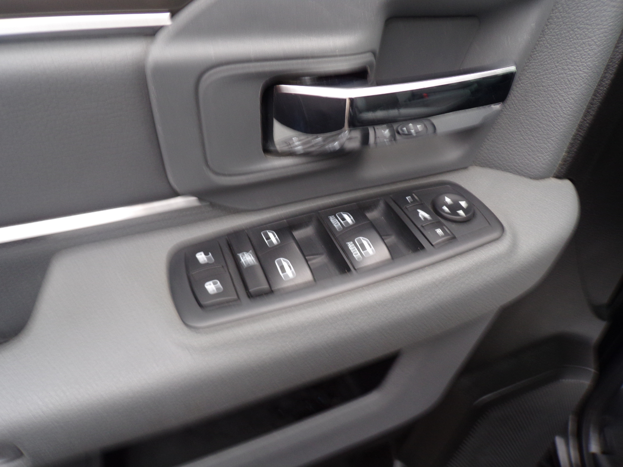 RAM 1500 Classic Tradesman 4x4 Crew Cab 6'4" Box 2019