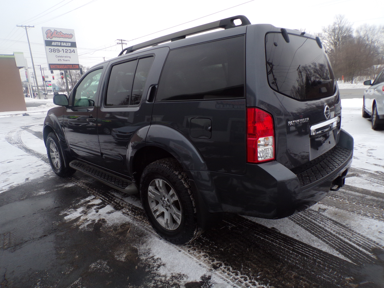 Nissan Pathfinder LE 4WD 2010