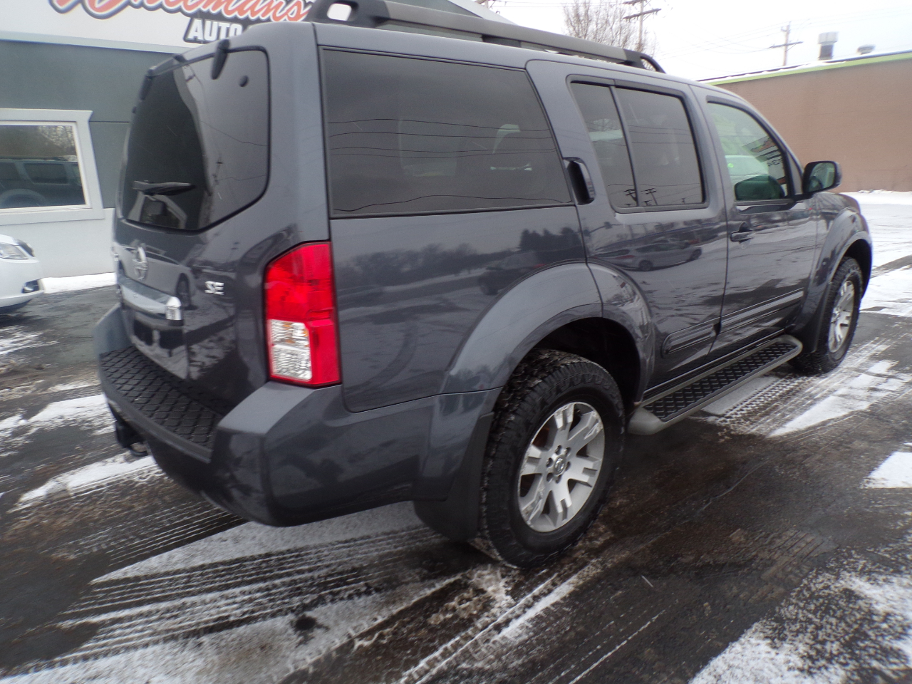 Nissan Pathfinder LE 4WD 2010