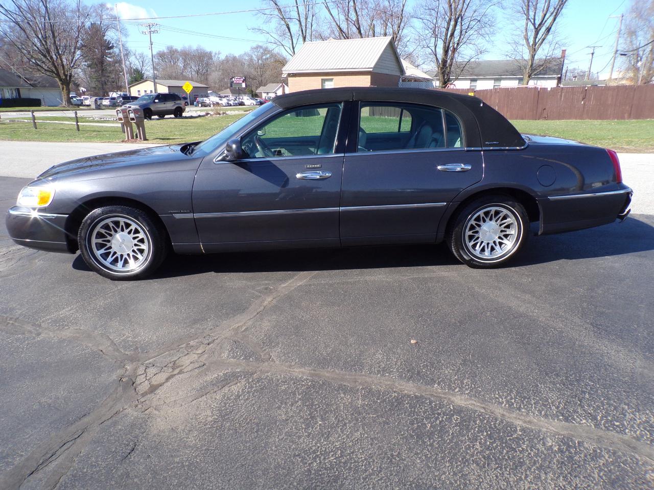 Lincoln Town Car Signature 2001
