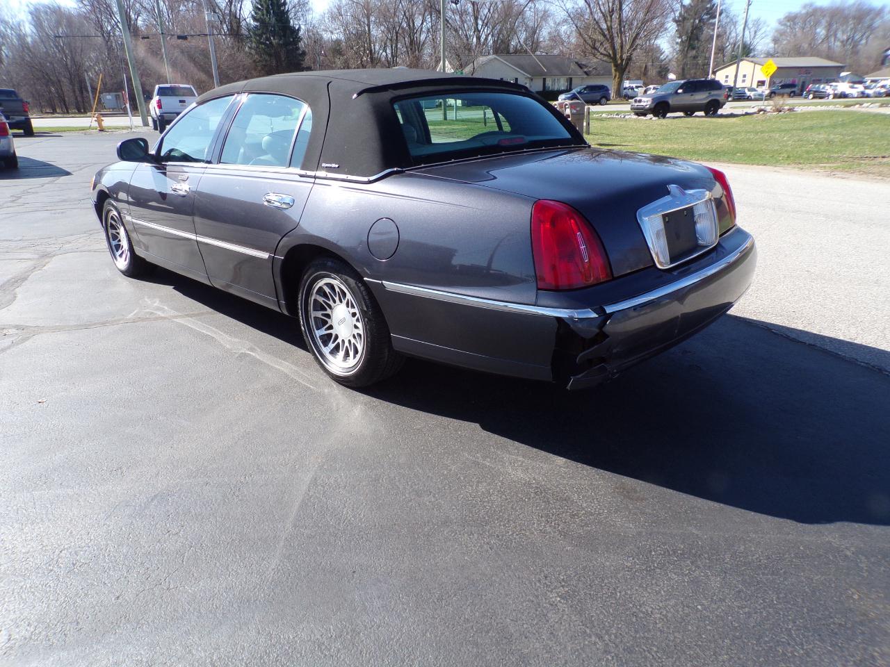 Lincoln Town Car Signature 2001