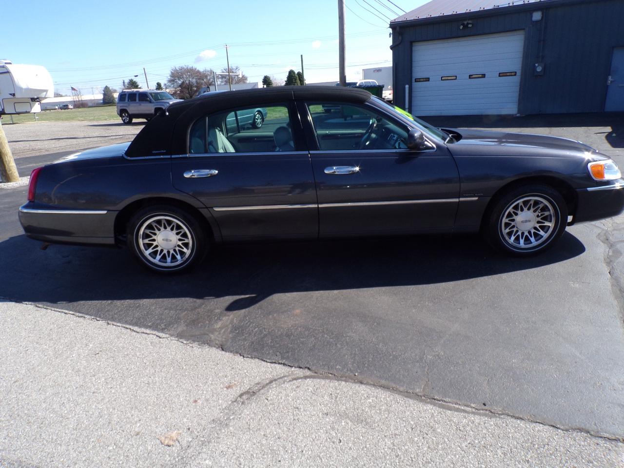 Lincoln Town Car Signature 2001