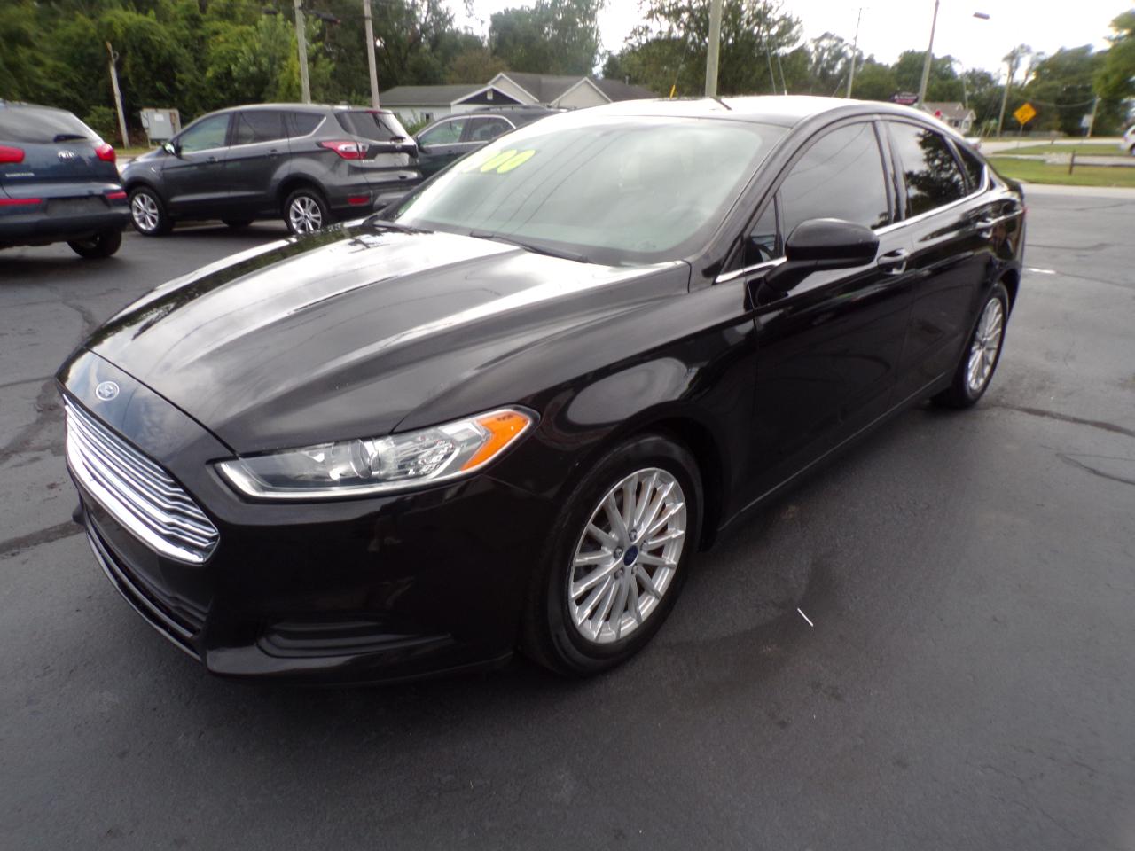 Ford Fusion S 2016
