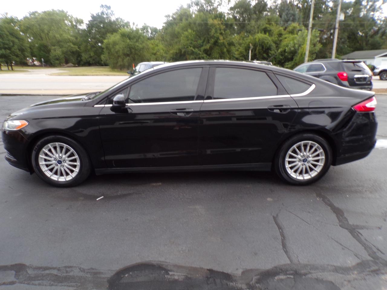 Ford Fusion S 2016