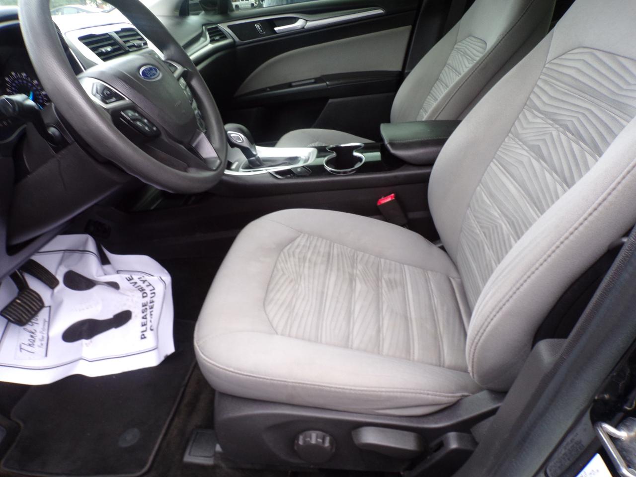 Ford Fusion S 2016