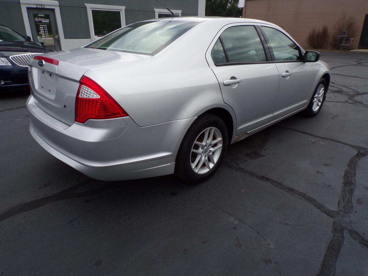 Ford Fusion S 2012