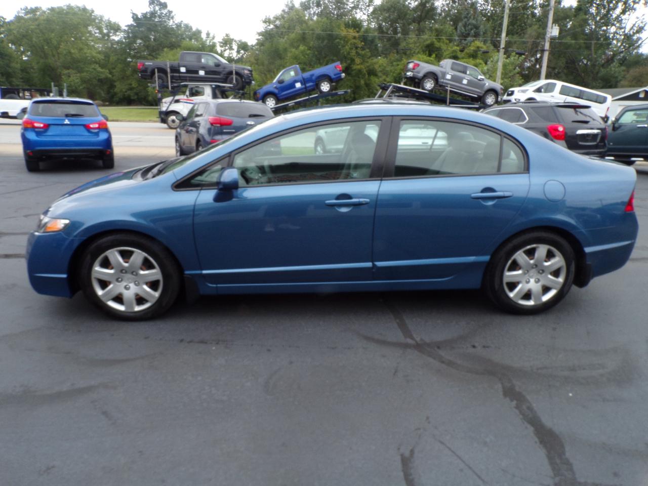 Honda Civic LX Sedan 5-Speed AT 2011