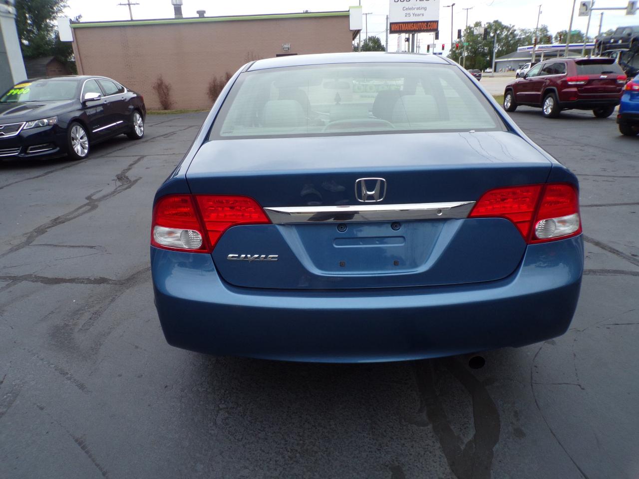 Honda Civic LX Sedan 5-Speed AT 2011
