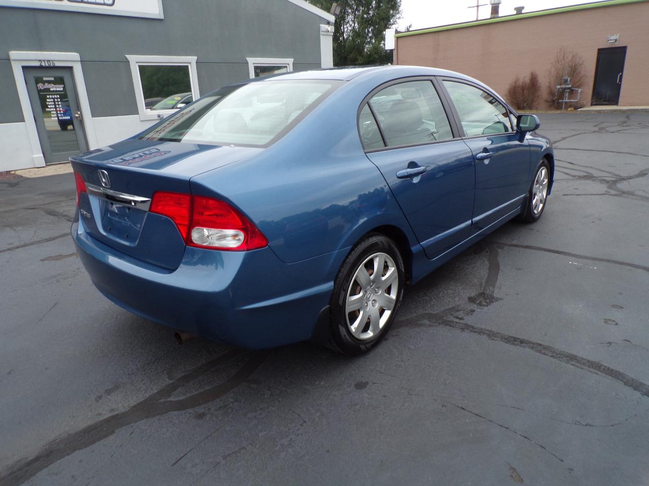 Honda Civic LX Sedan 5-Speed AT 2011