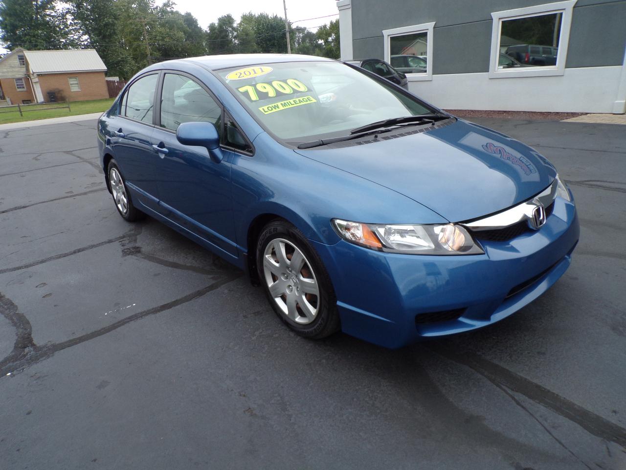 Honda Civic LX Sedan 5-Speed AT 2011