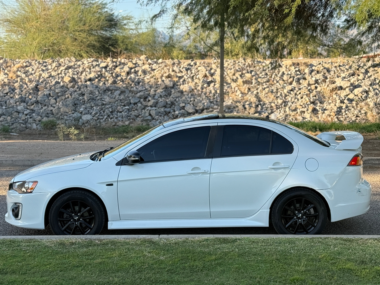 2017 Mitsubishi Lancer photo 2