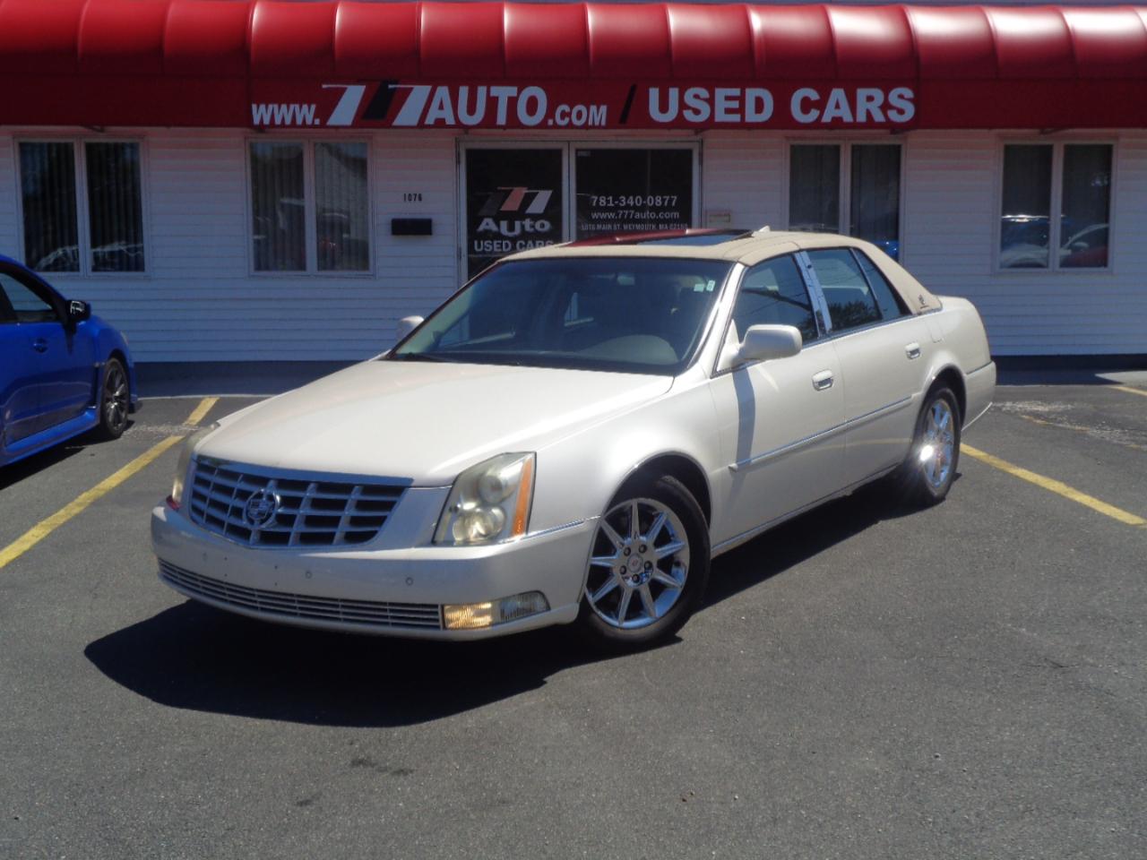 Cadillac DTS 4dr Sdn Luxury Collection 2011