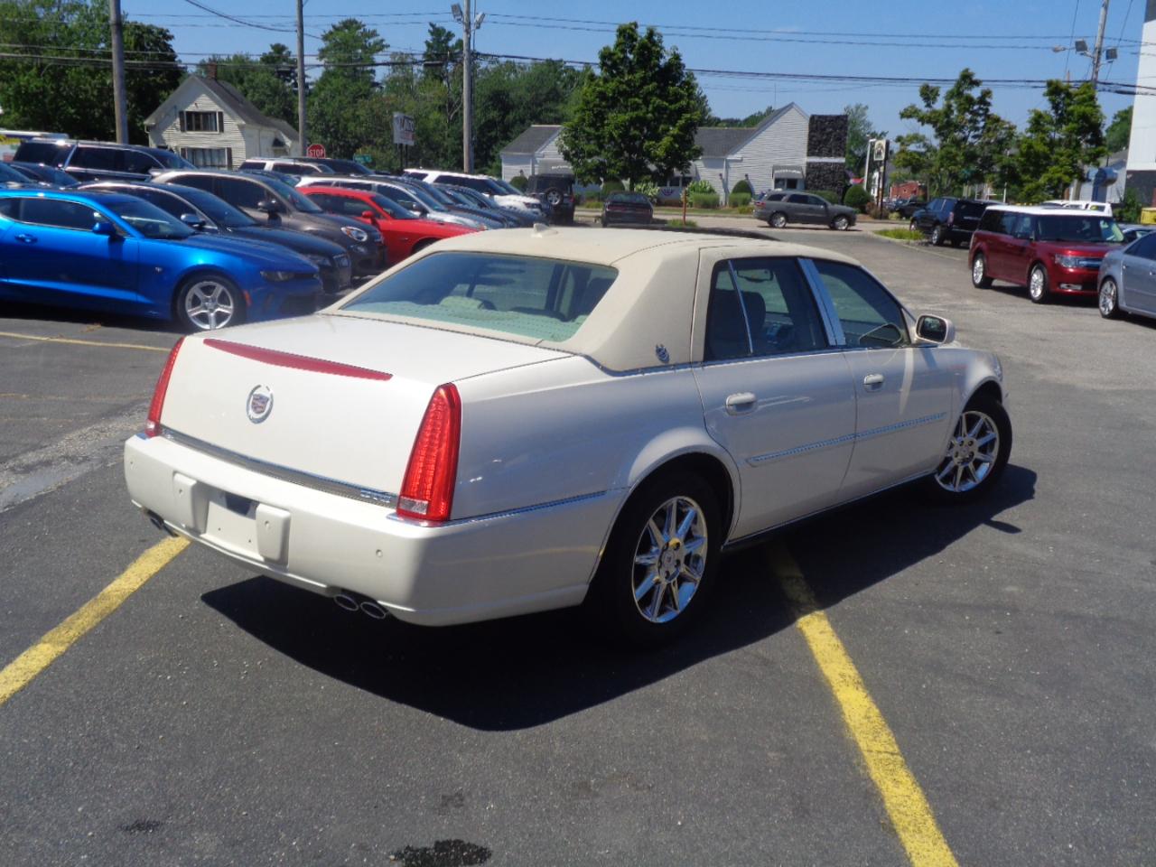 Cadillac DTS 4dr Sdn Luxury Collection 2011