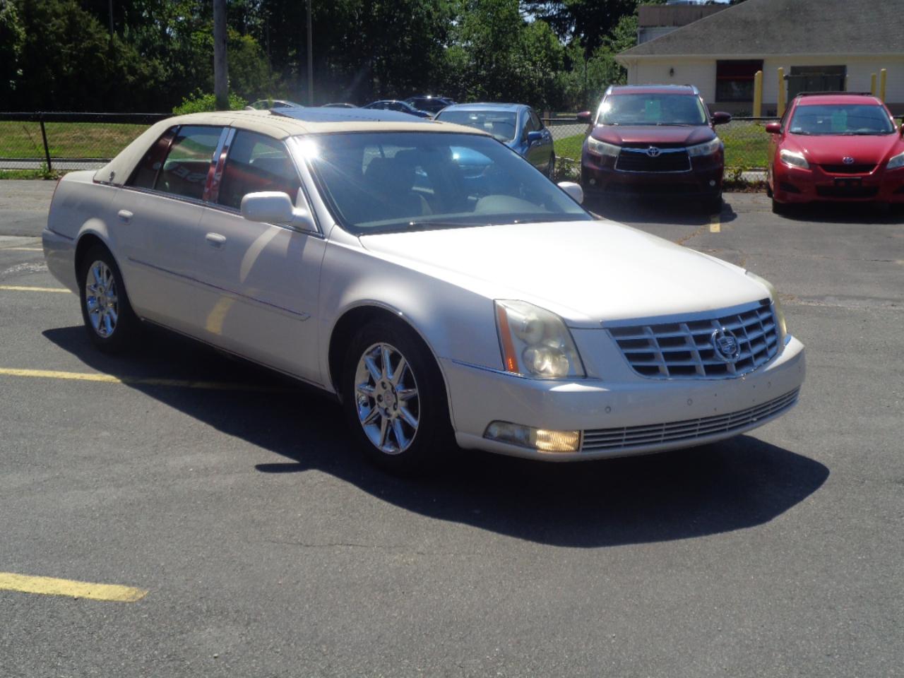 Cadillac DTS 4dr Sdn Luxury Collection 2011