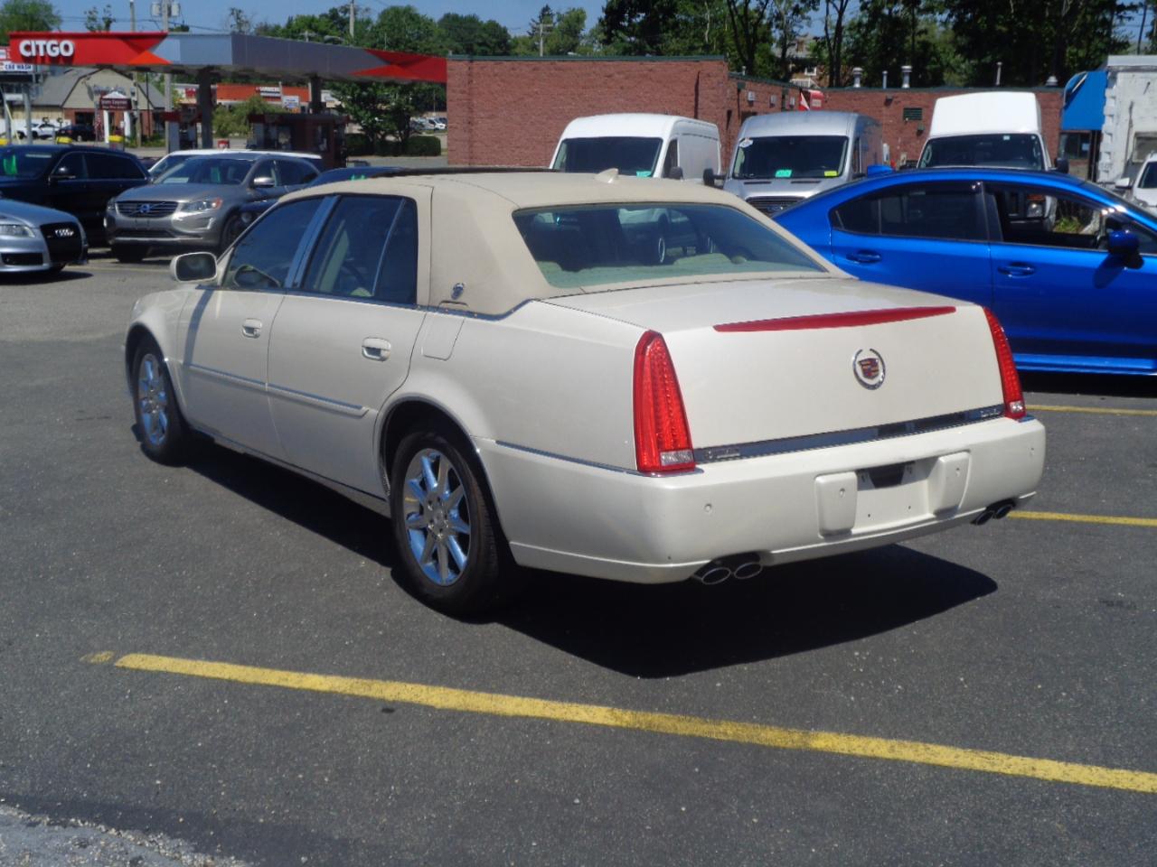 Cadillac DTS 4dr Sdn Luxury Collection 2011