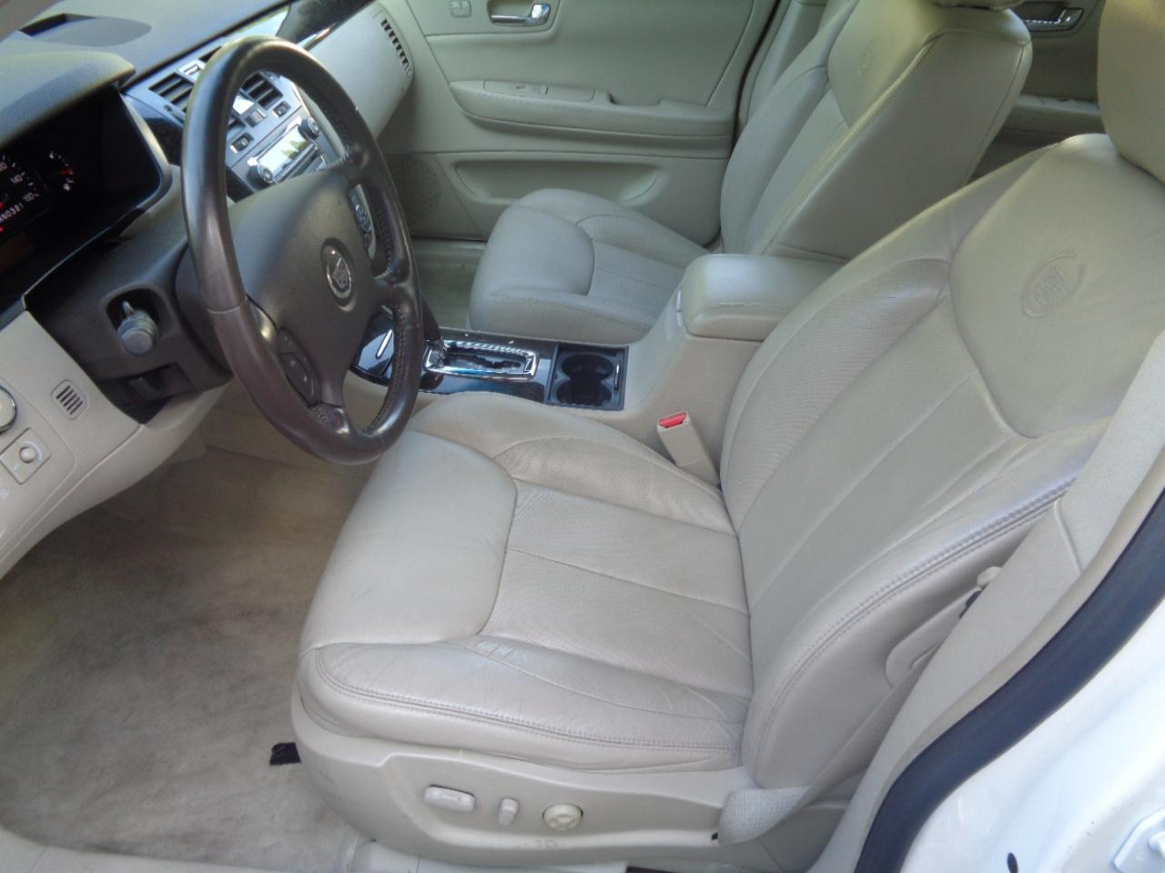 Cadillac DTS 4dr Sdn Luxury Collection 2011