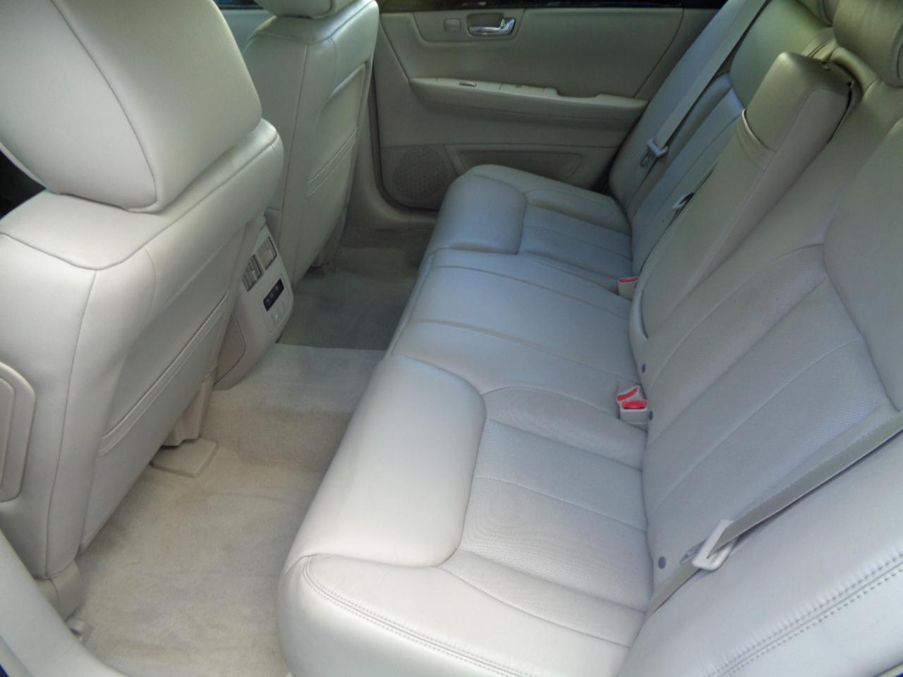 Cadillac DTS 4dr Sdn Luxury Collection 2011
