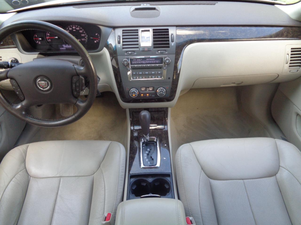 Cadillac DTS 4dr Sdn Luxury Collection 2011