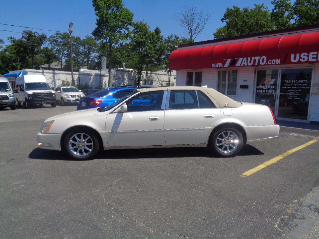 Cadillac DTS 4dr Sdn Luxury Collection 2011
