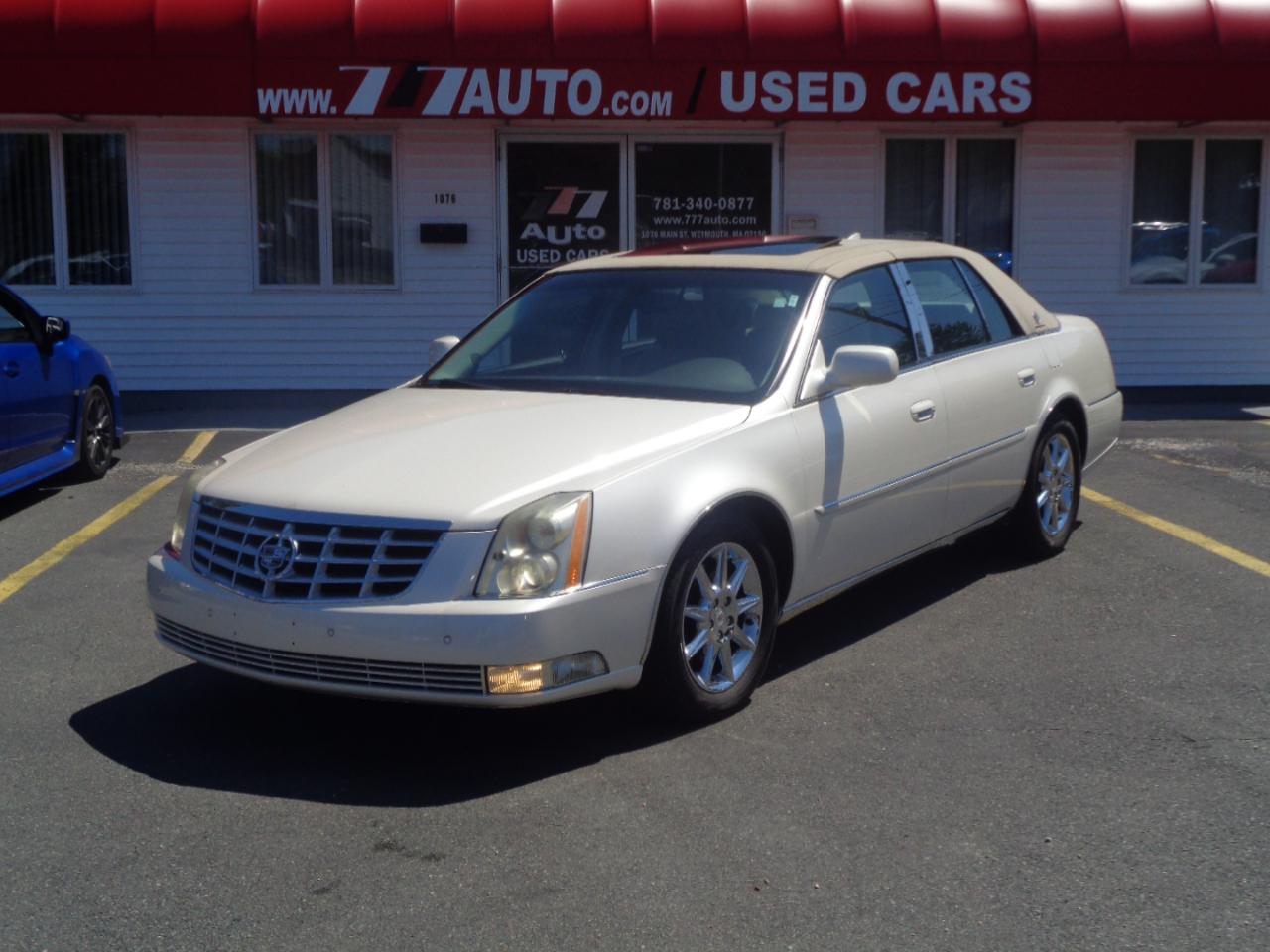 Cadillac DTS 4dr Sdn Luxury Collection 2011