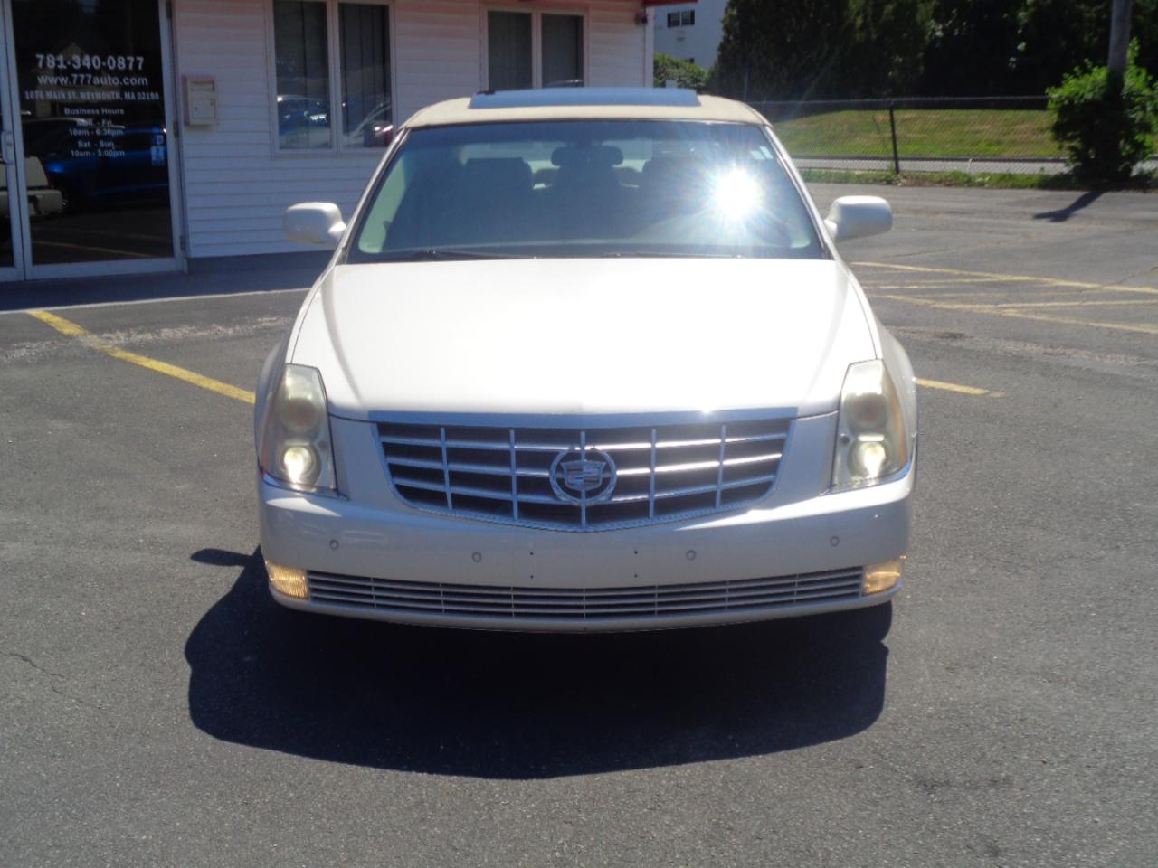 Cadillac DTS 4dr Sdn Luxury Collection 2011
