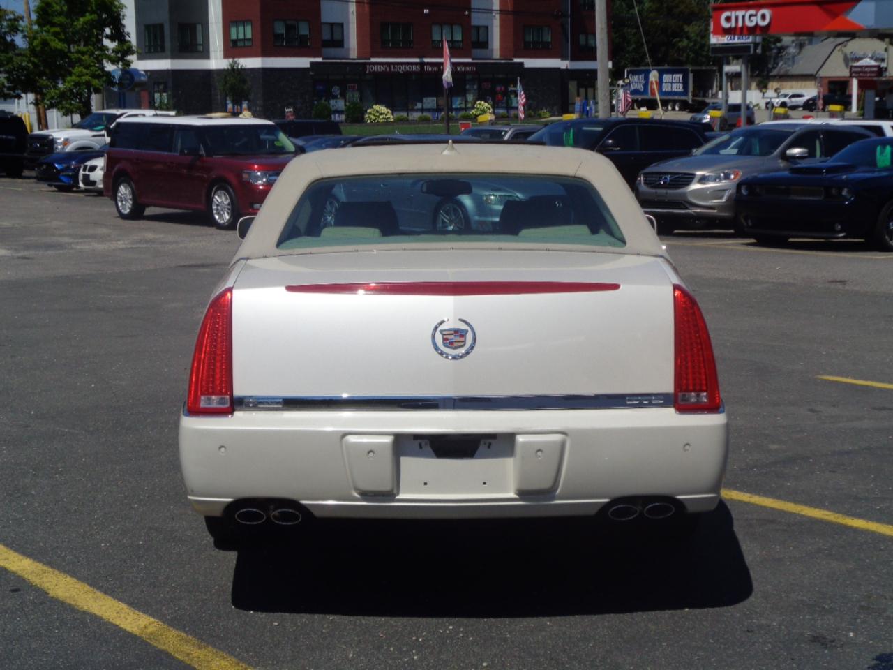 Cadillac DTS 4dr Sdn Luxury Collection 2011