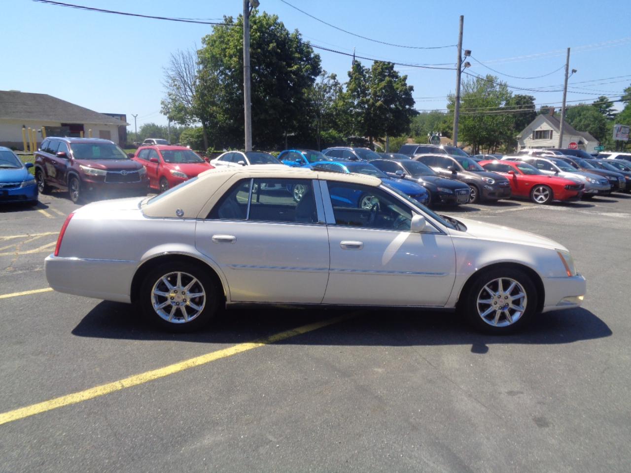 Cadillac DTS 4dr Sdn Luxury Collection 2011