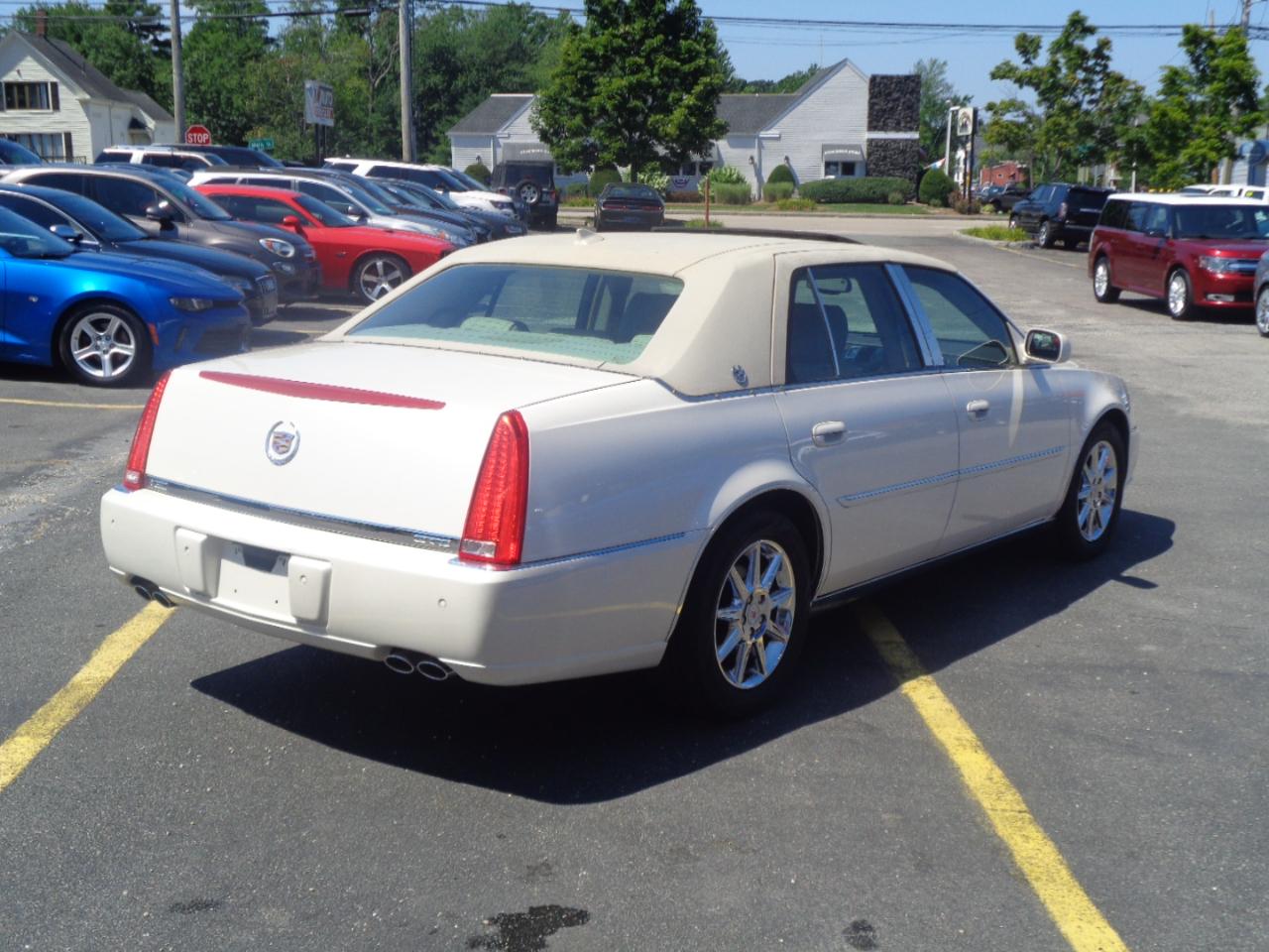 Cadillac DTS 4dr Sdn Luxury Collection 2011