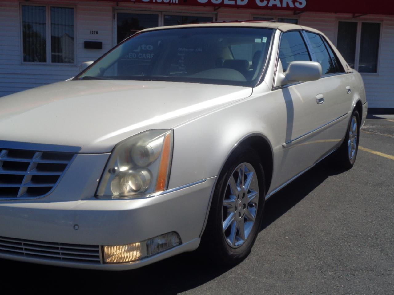 Cadillac DTS 4dr Sdn Luxury Collection 2011
