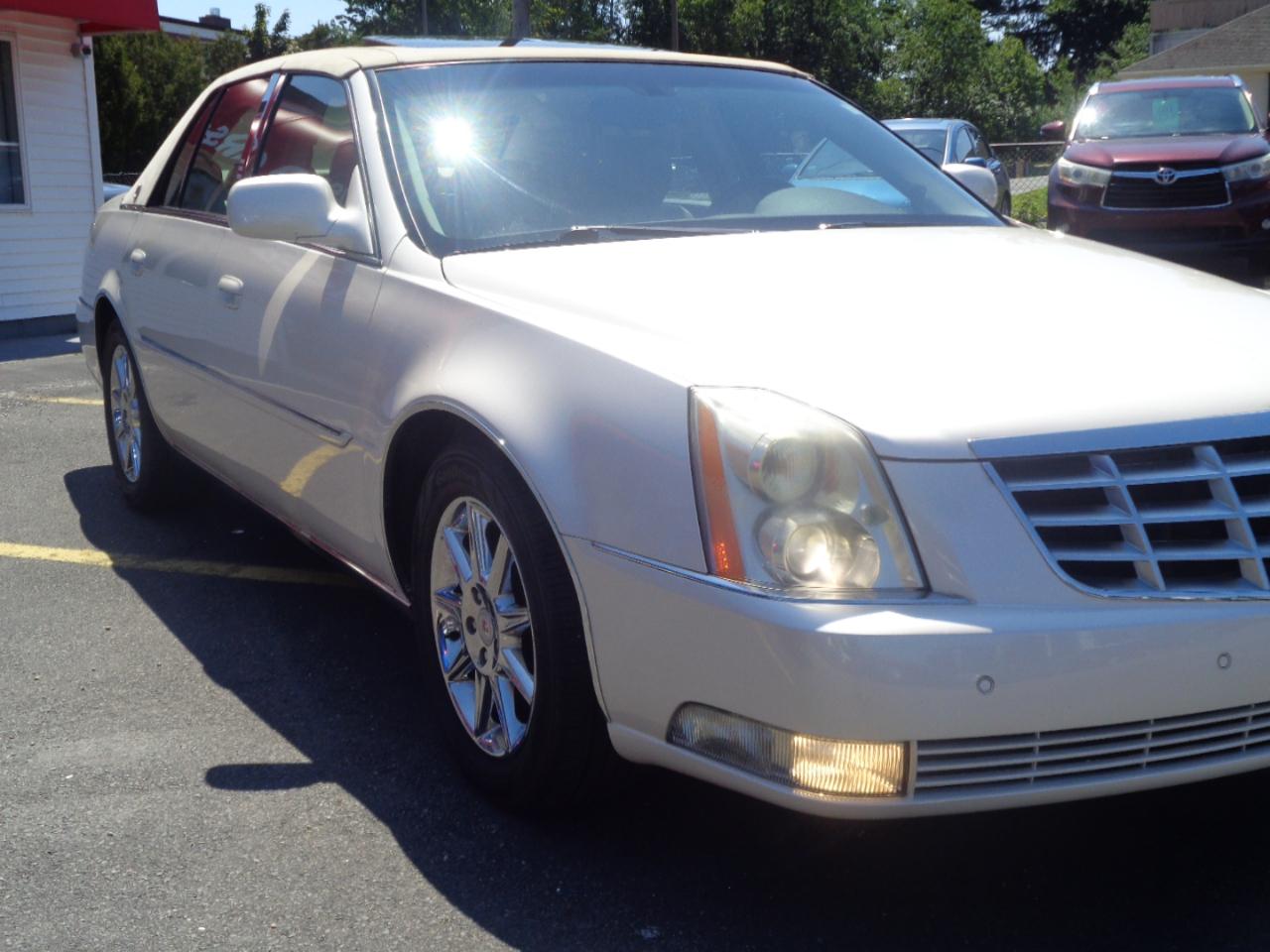 Cadillac DTS 4dr Sdn Luxury Collection 2011
