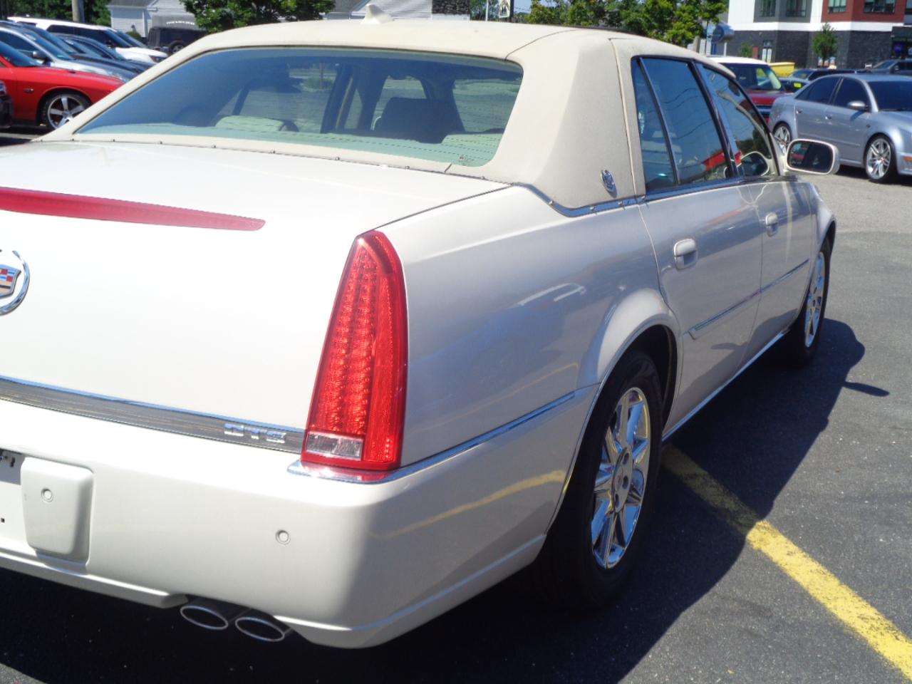 Cadillac DTS 4dr Sdn Luxury Collection 2011
