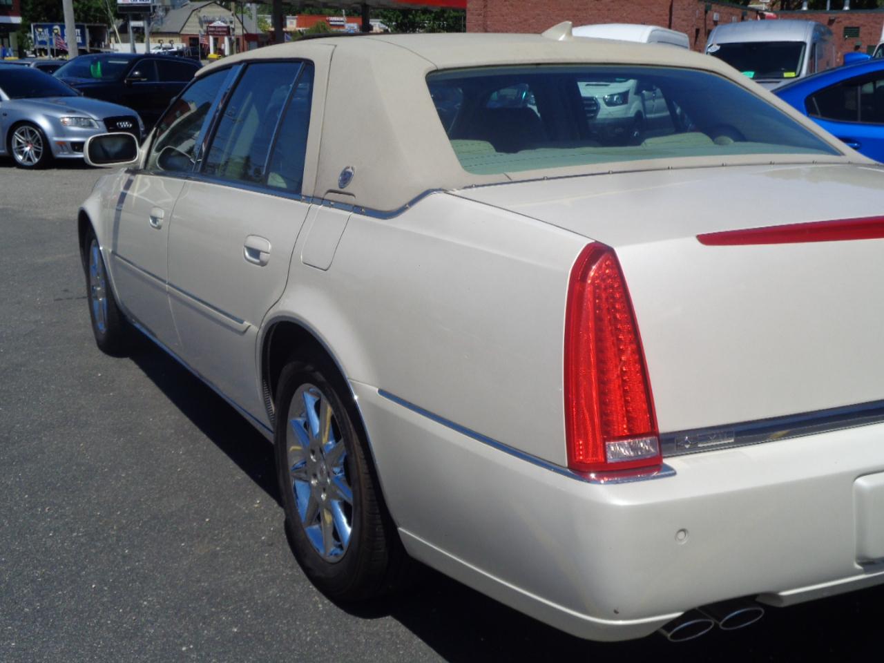 Cadillac DTS 4dr Sdn Luxury Collection 2011