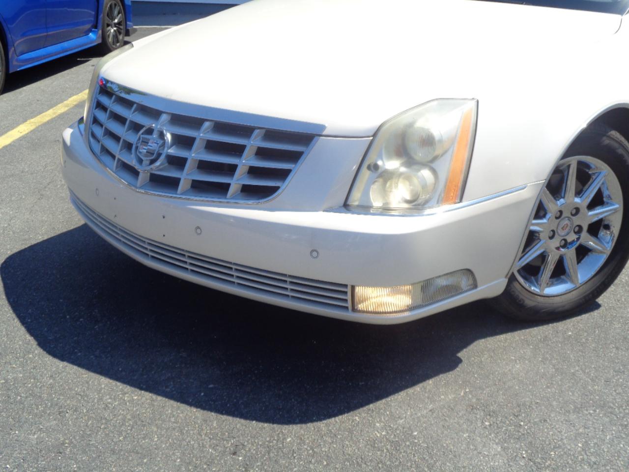 Cadillac DTS 4dr Sdn Luxury Collection 2011