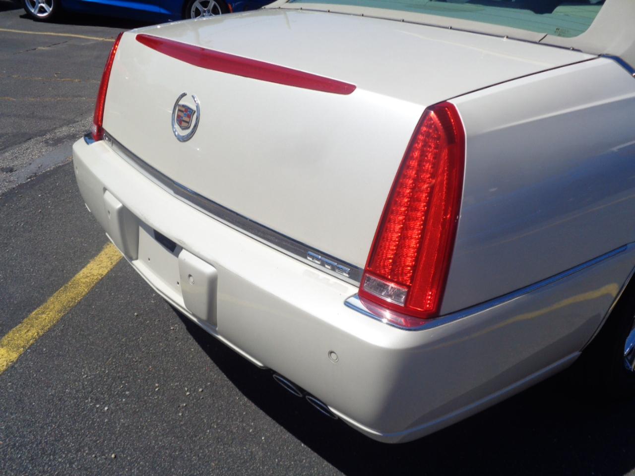Cadillac DTS 4dr Sdn Luxury Collection 2011