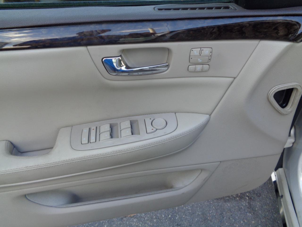 Cadillac DTS 4dr Sdn Luxury Collection 2011
