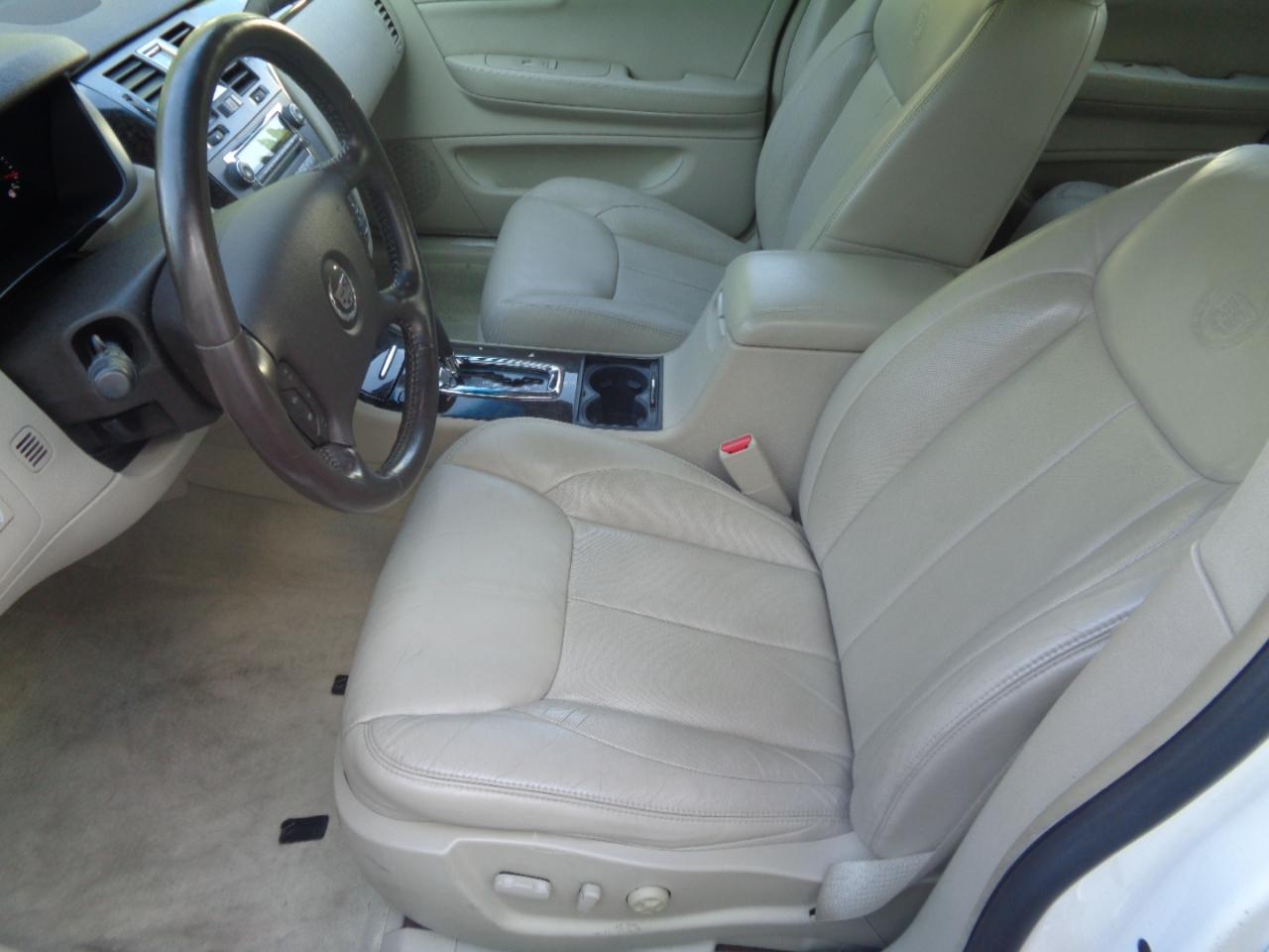 Cadillac DTS 4dr Sdn Luxury Collection 2011