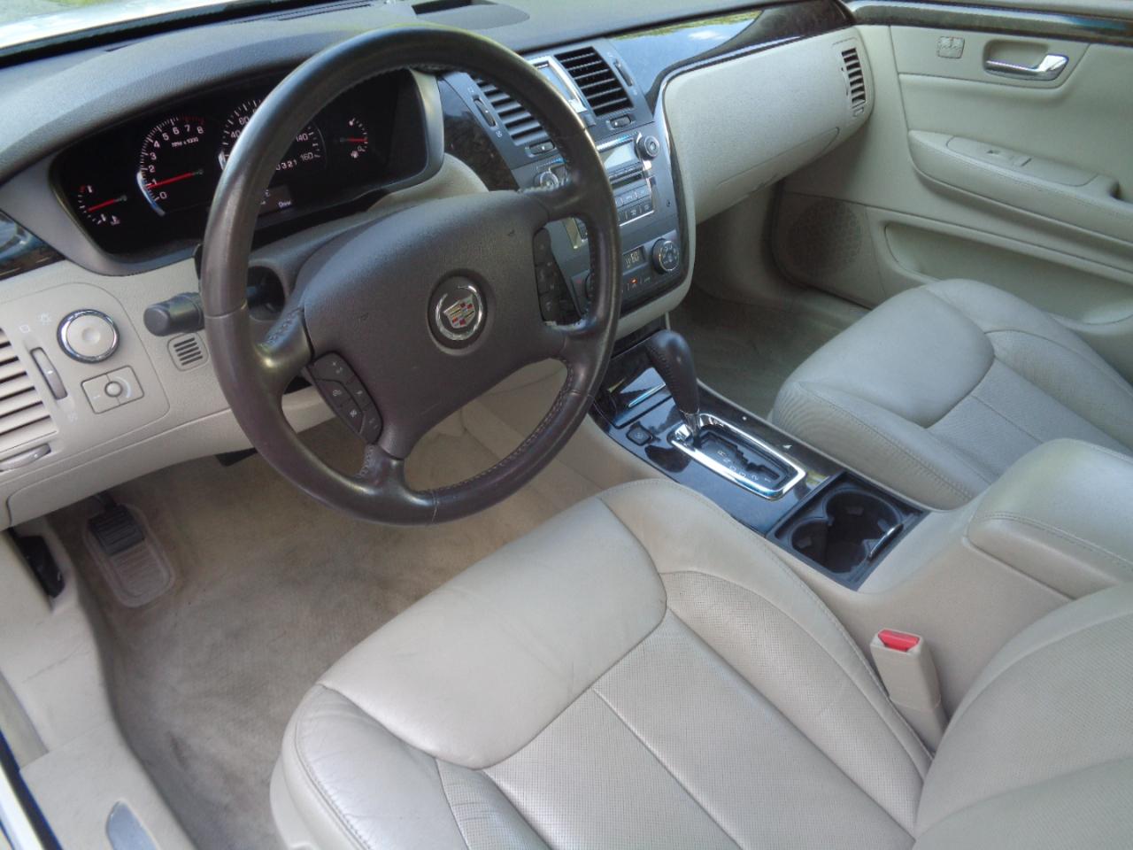 Cadillac DTS 4dr Sdn Luxury Collection 2011