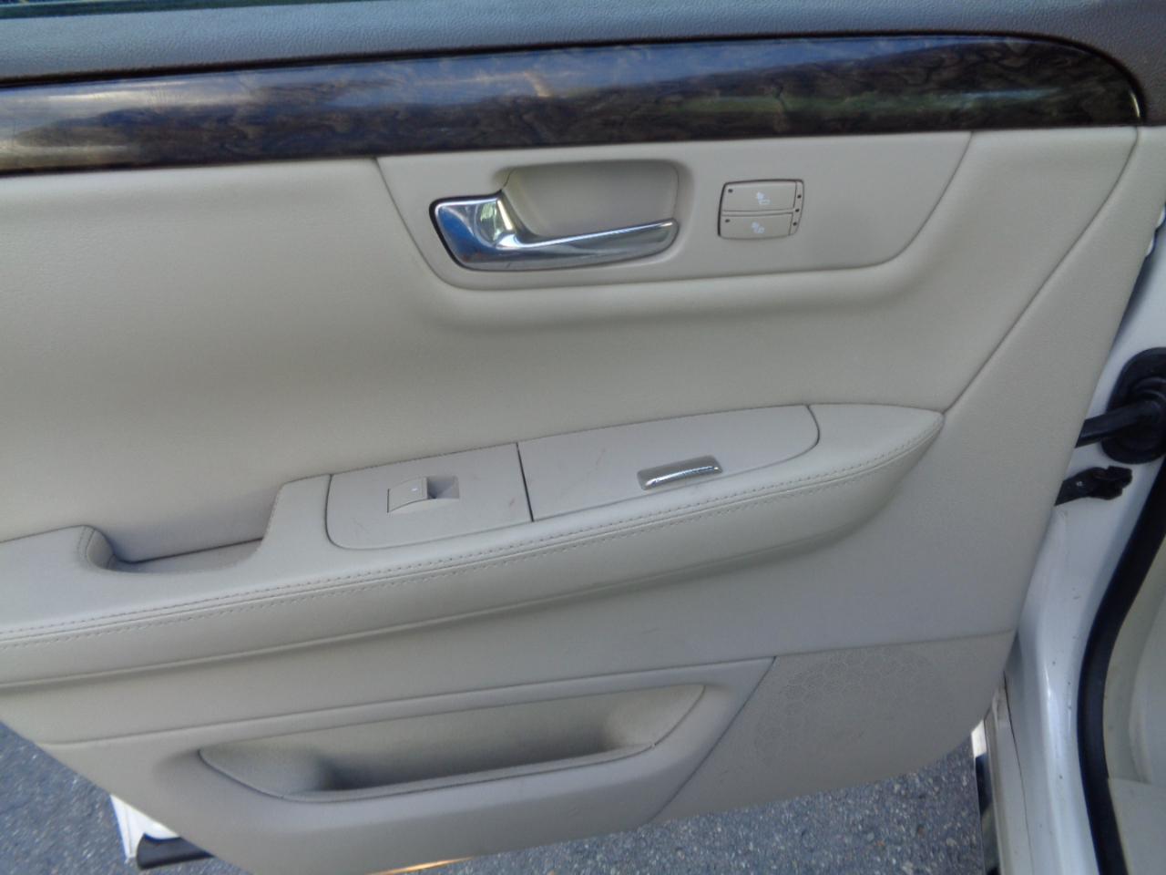 Cadillac DTS 4dr Sdn Luxury Collection 2011